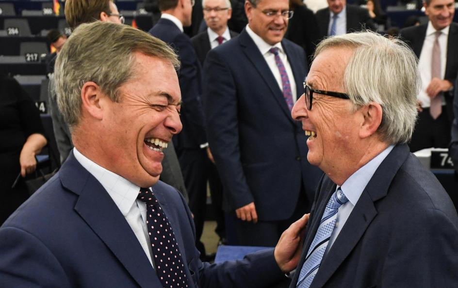 Nigel Farage, leader del Brexit Party, e il presidente della Commissione Ue Jean-Claude Juncker oggi a Strasburgo  